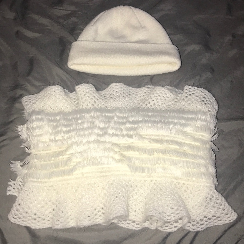 EUC Cream Off White Knit Hat Scarf Set - Gorgeous!